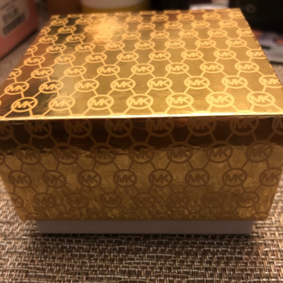 NIB MICHAEL KORS ROSE GOLD HEART💗 STUDS - Picture 5 of 5